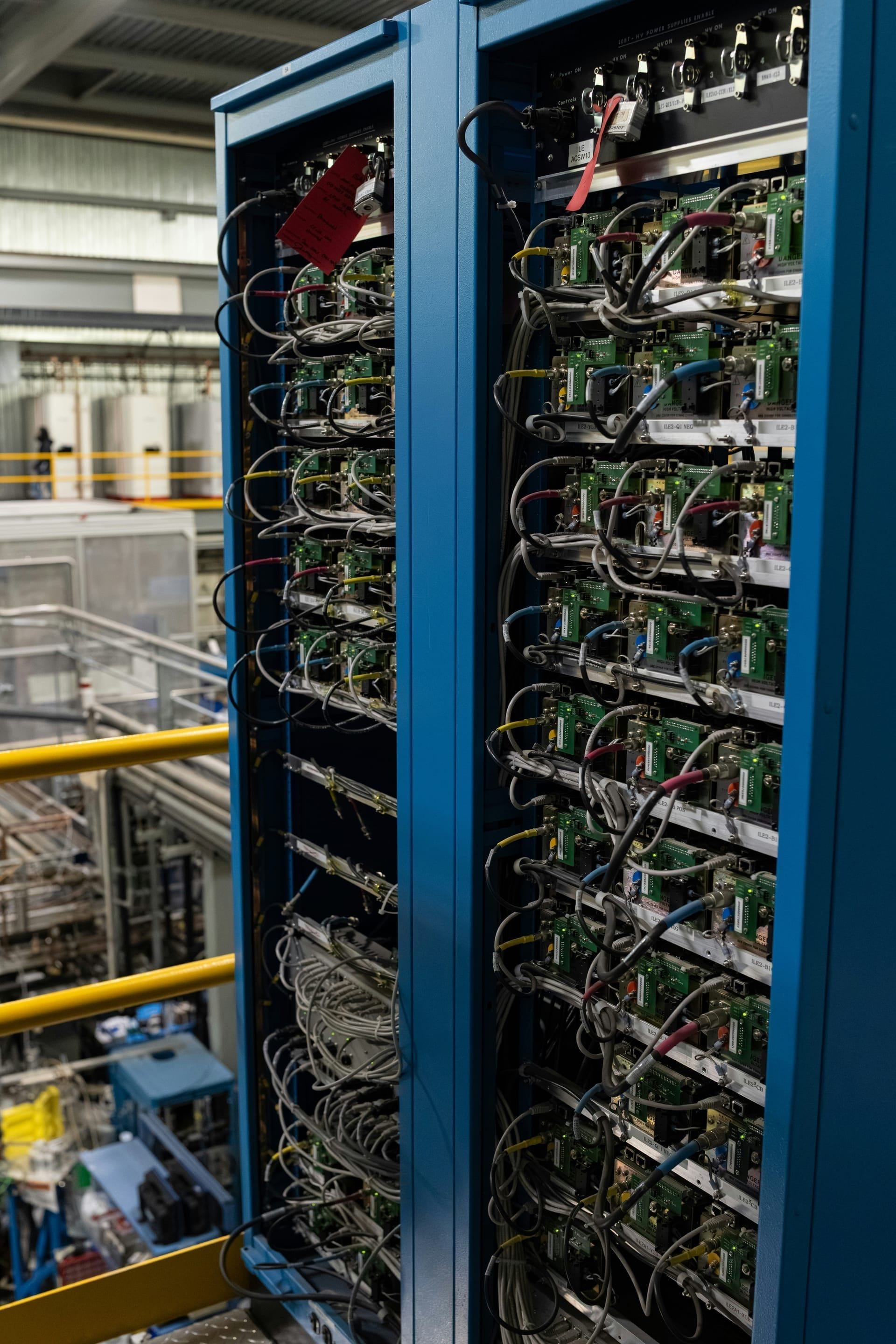 Rekken vol elektronica en bekabeling in een technische installatie