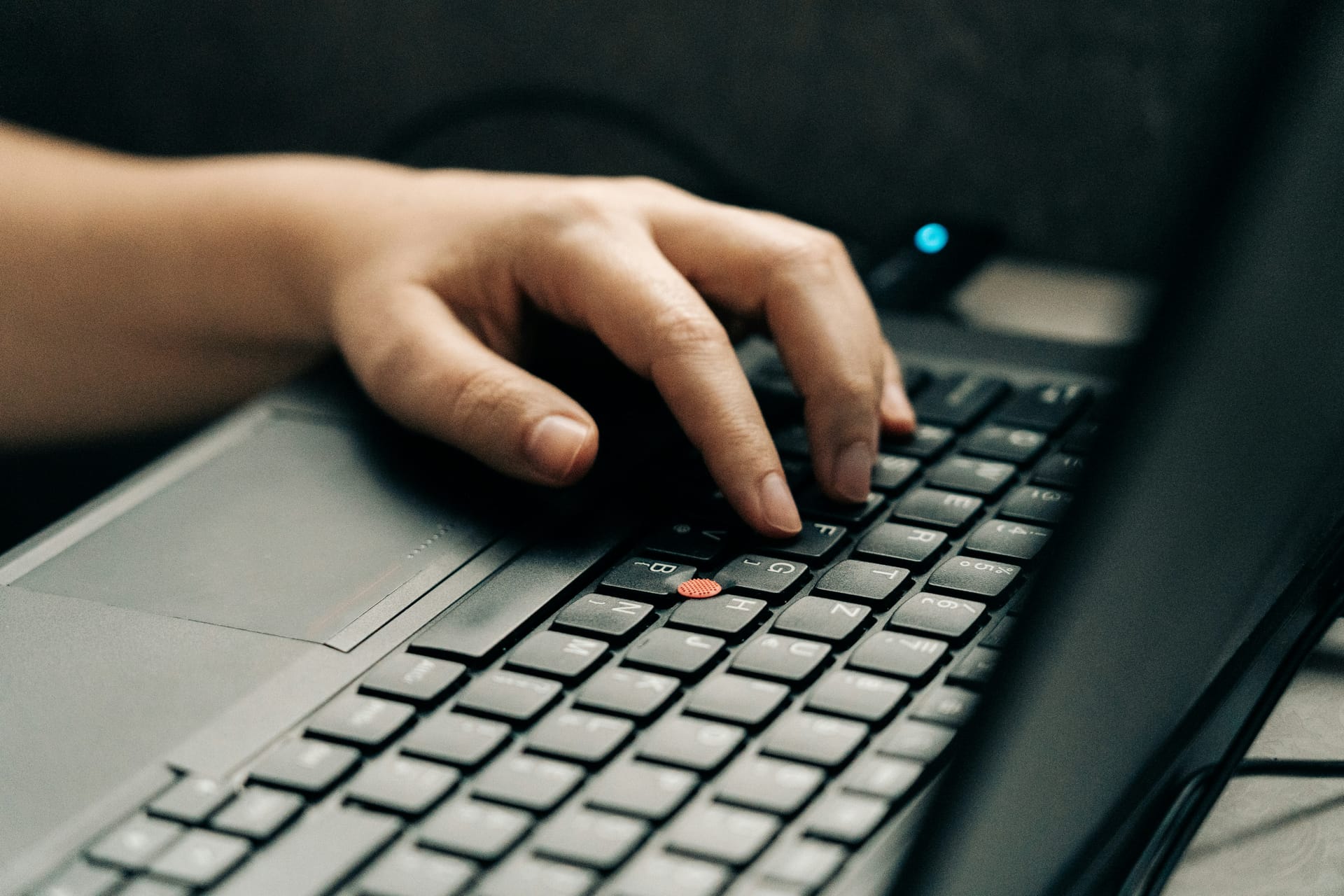 Hand typt op een laptoptoetsenbord