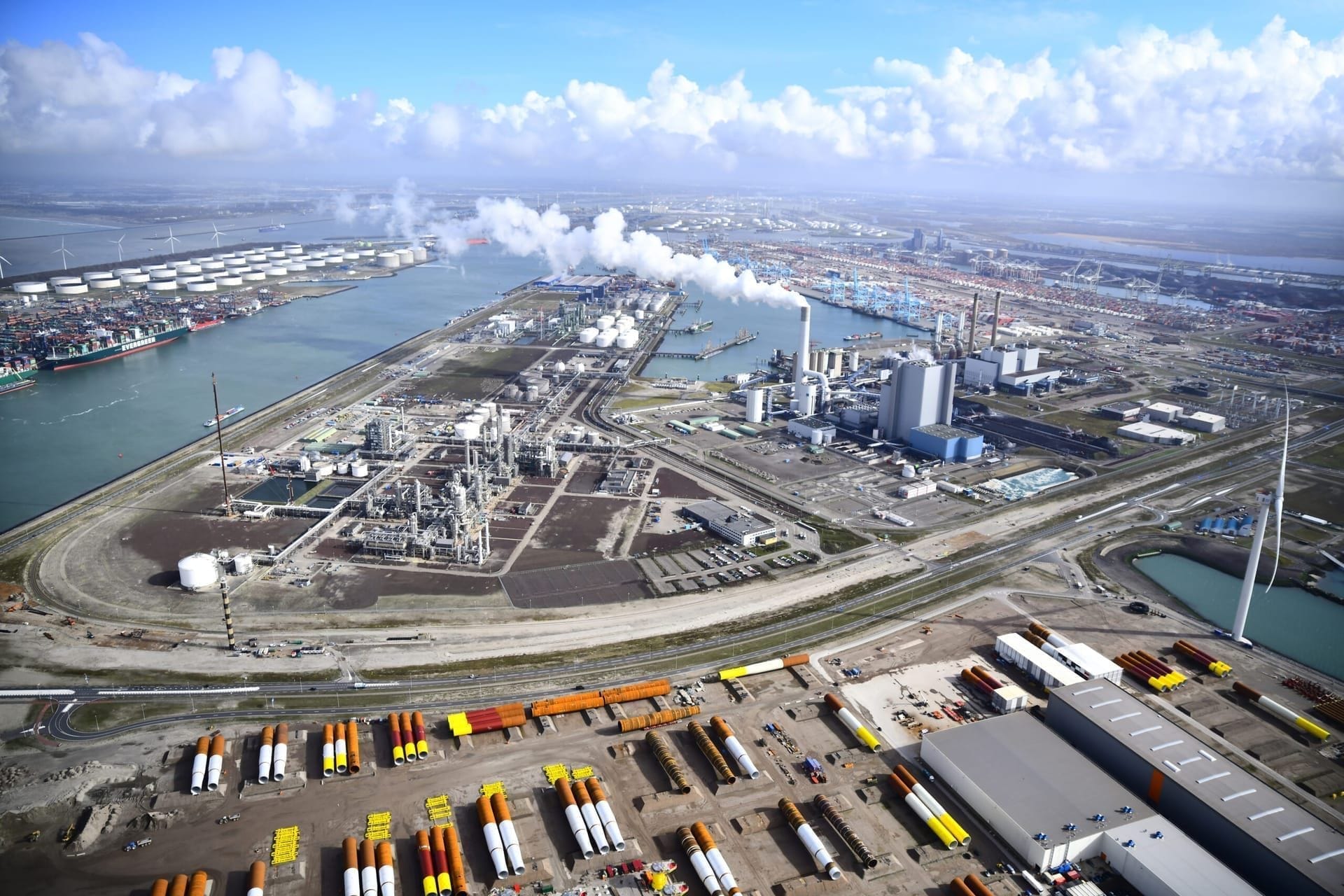 Luchtfoto van een uitgestrekt chemiecomplex aan het water