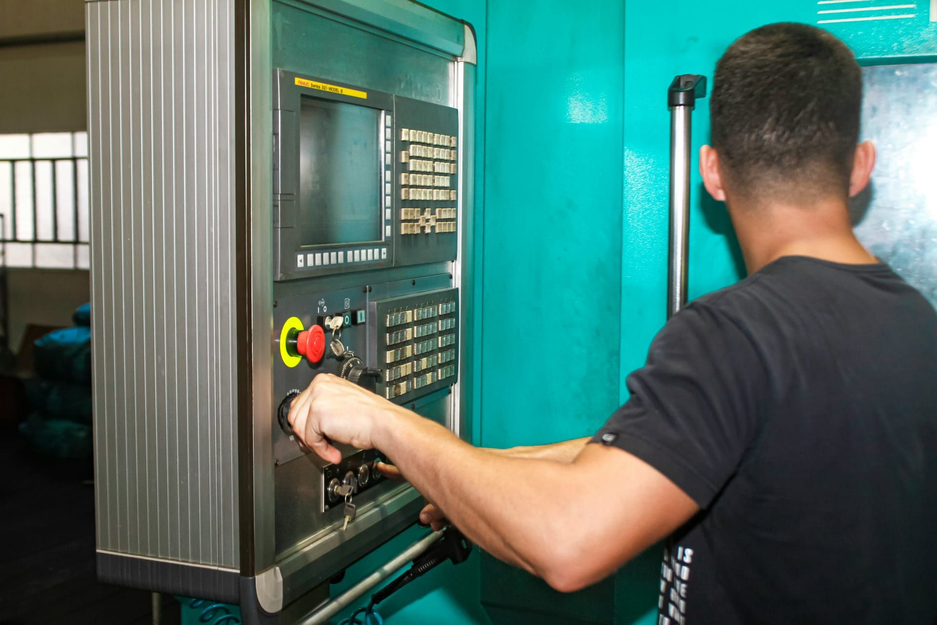 Operator bedient het paneel van een CNC-machine