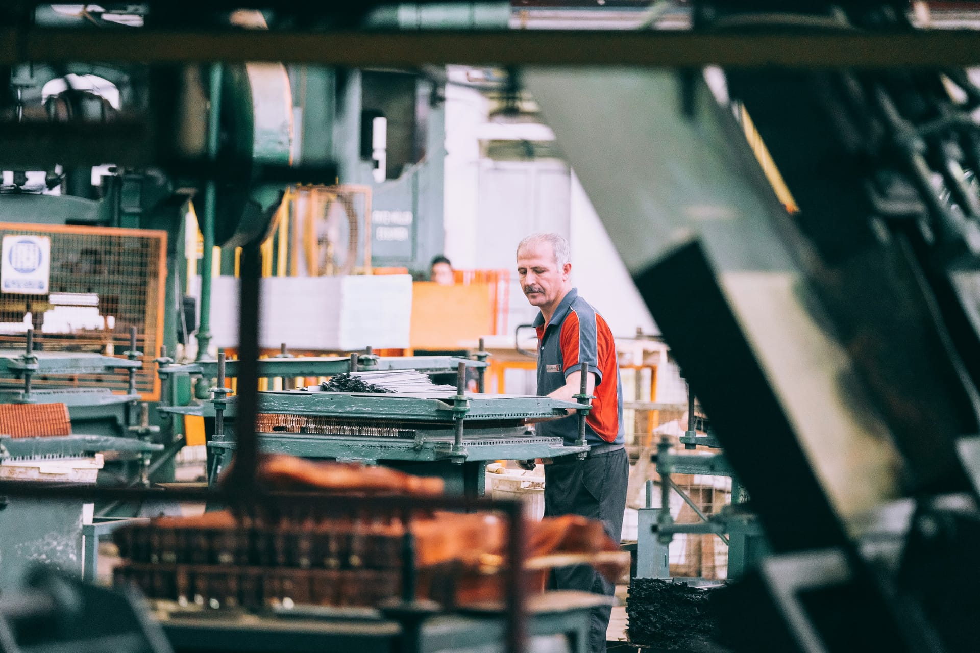 Ervaren vakman bedient een pers in een fabriekshal