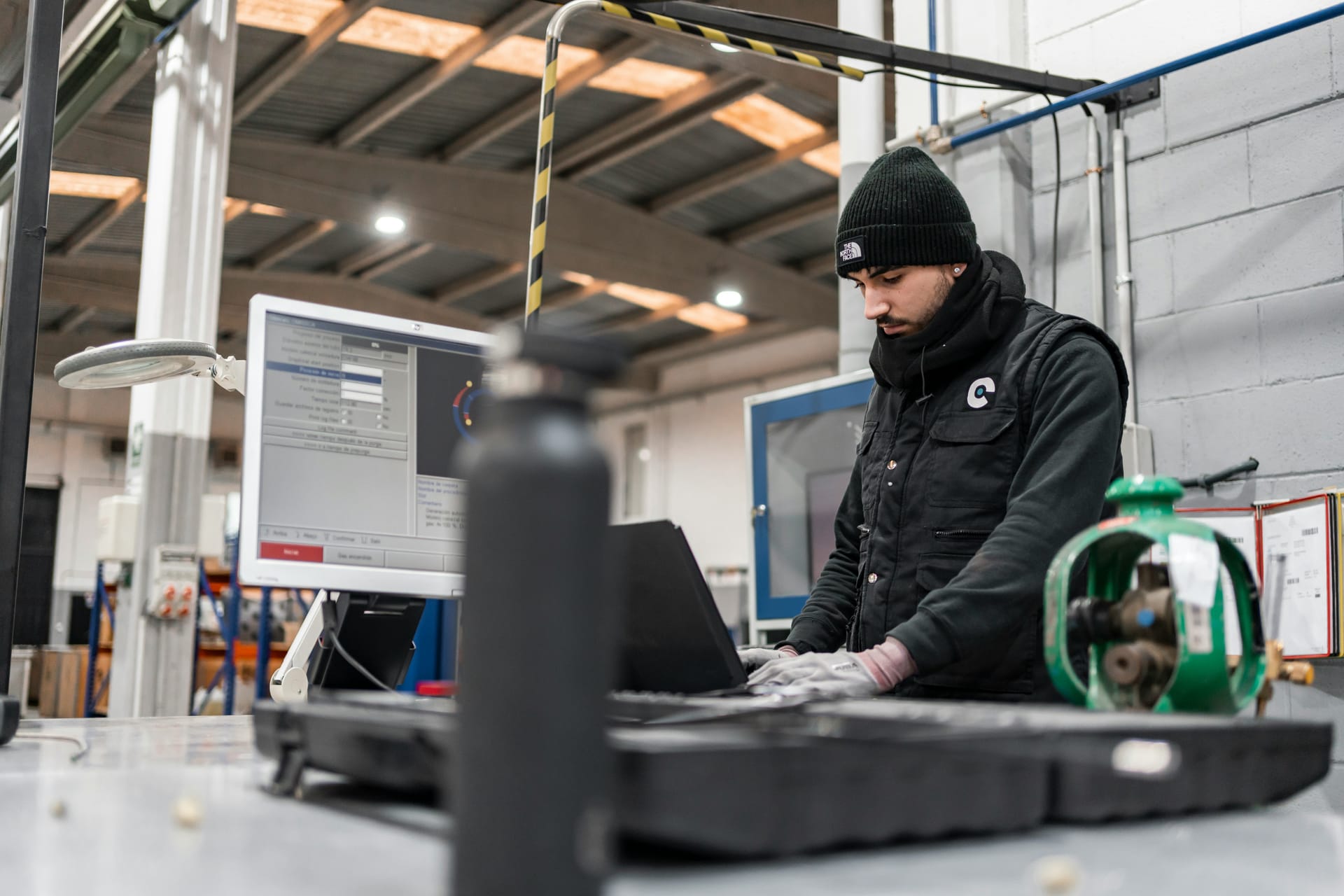 Technicus werkt aan een station met procesbesturing op het scherm
