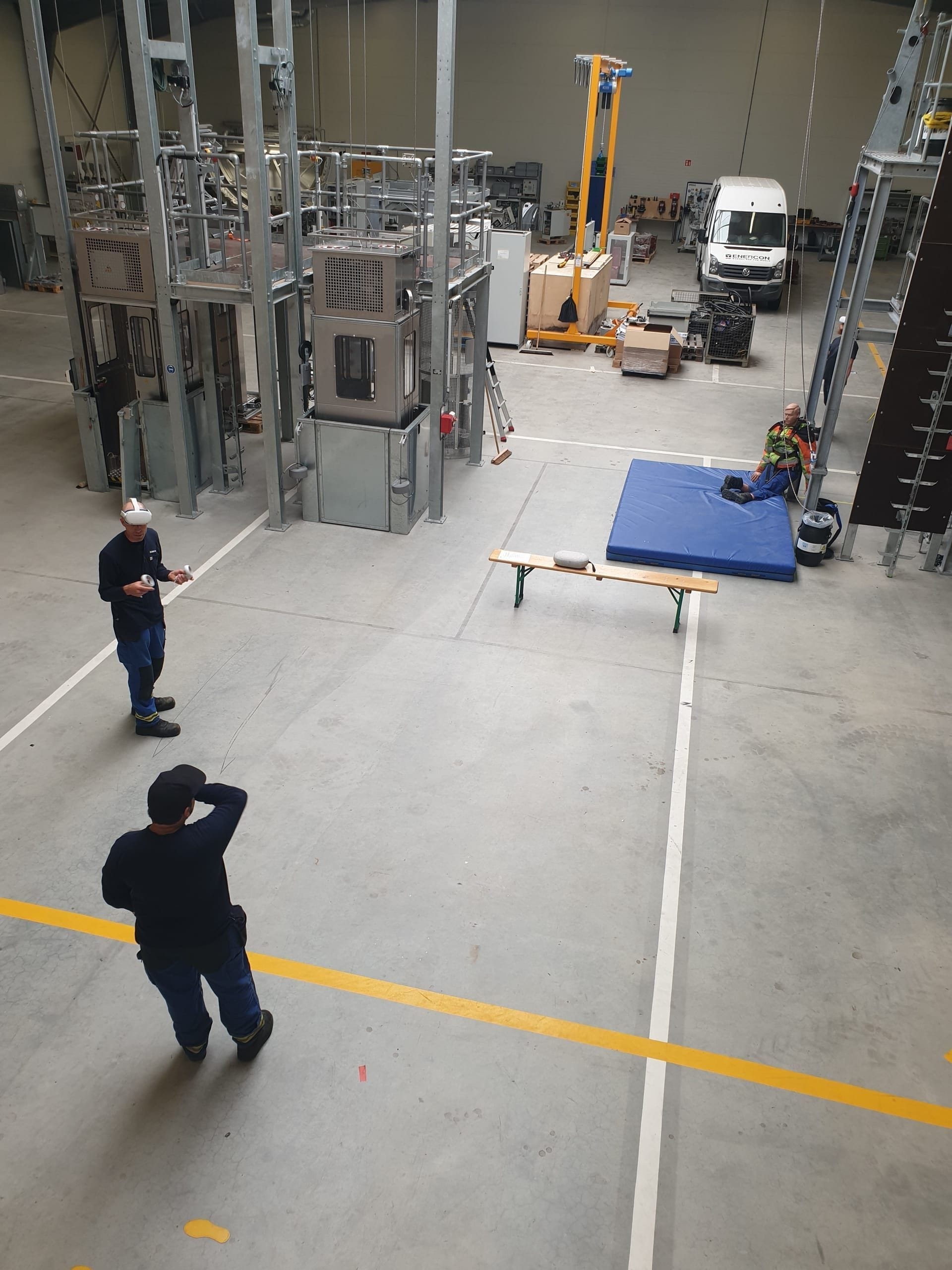 Monteur met VR-bril tijdens een oefensessie in de werkplaats